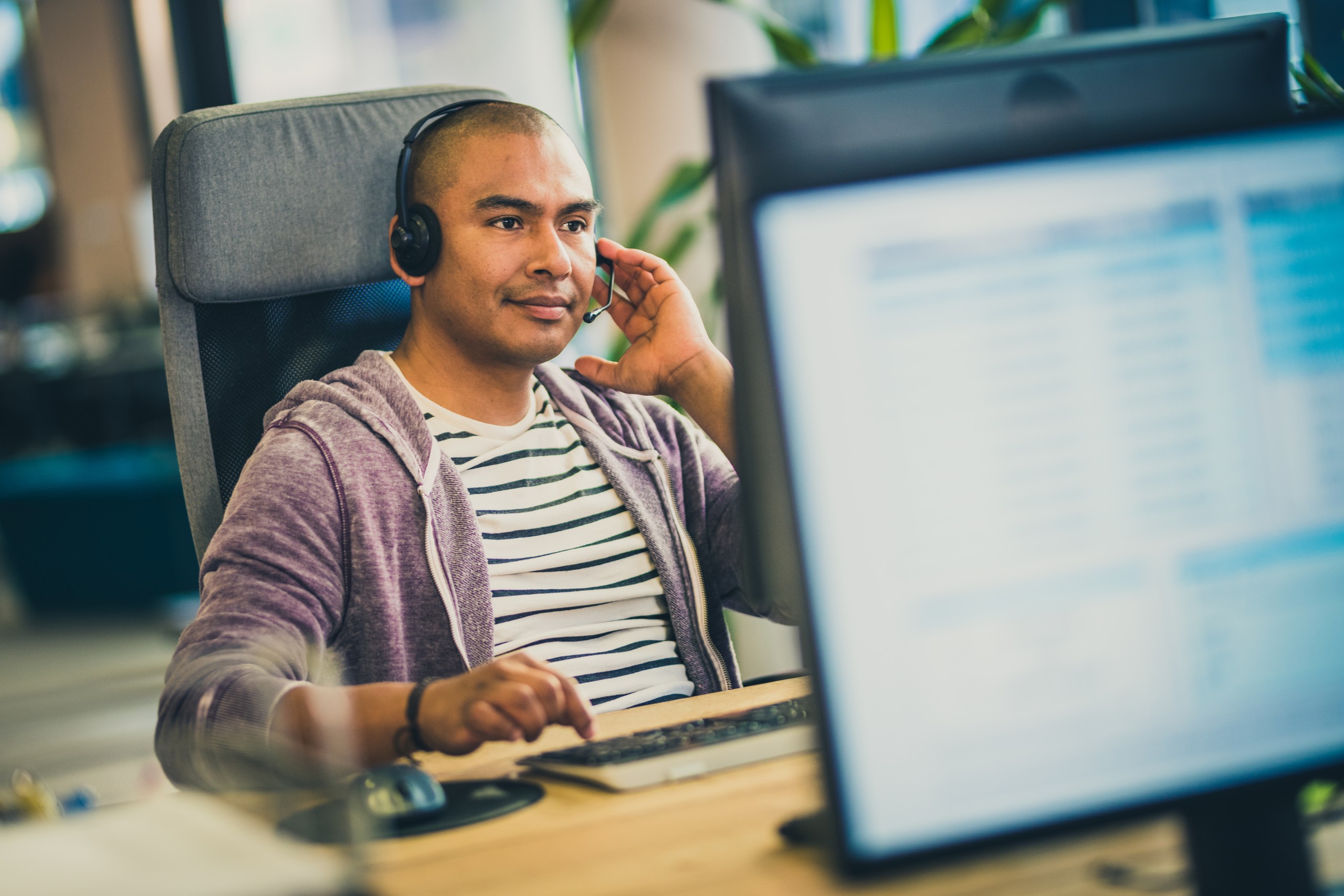 Mitarbeiter im Telefonat am Schreibtisch